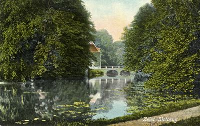 15932 Gezicht op de vijver in het park van Slot Zeist te Zeist uit het zuidoosten; met op de achtergrond de toegangsbrug.